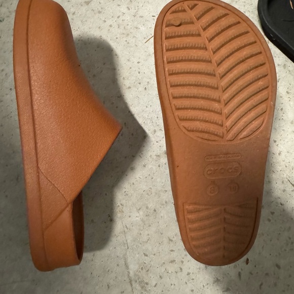 Dylan Crocs - Picture 2 of 5